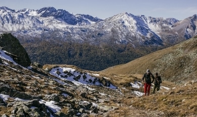 Wanderer in verschneiter Berglandschaft
